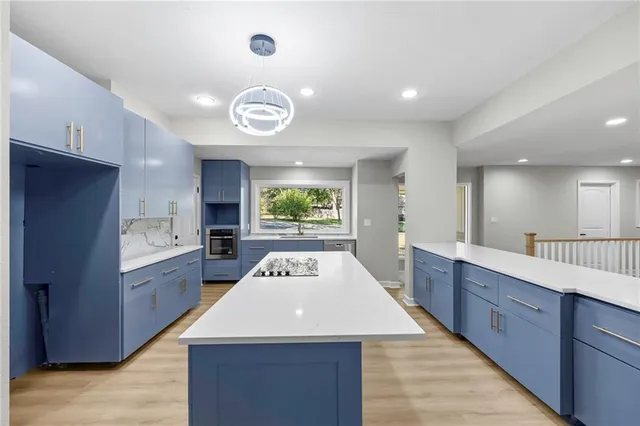 $650,000 | 7019 West 69th Terrace, Overland Park, KS 66204