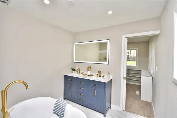 $650,000 | 7019 West 69th Terrace, Overland Park, KS 66204