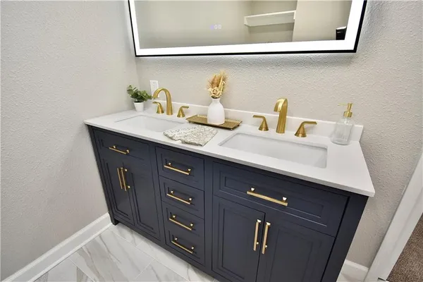 $650,000 | 7019 West 69th Terrace, Overland Park, KS 66204