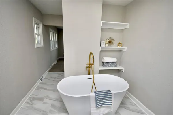 $650,000 | 7019 West 69th Terrace, Overland Park, KS 66204