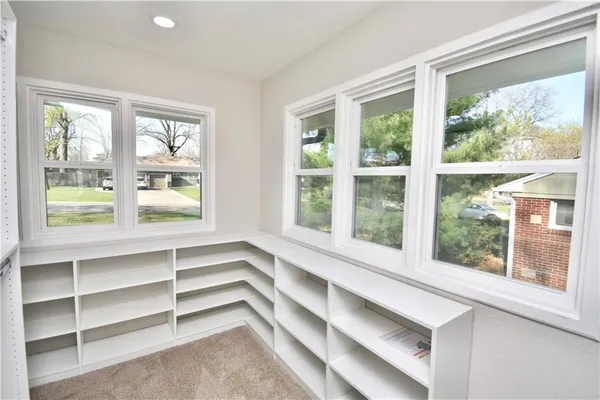 $650,000 | 7019 West 69th Terrace, Overland Park, KS 66204