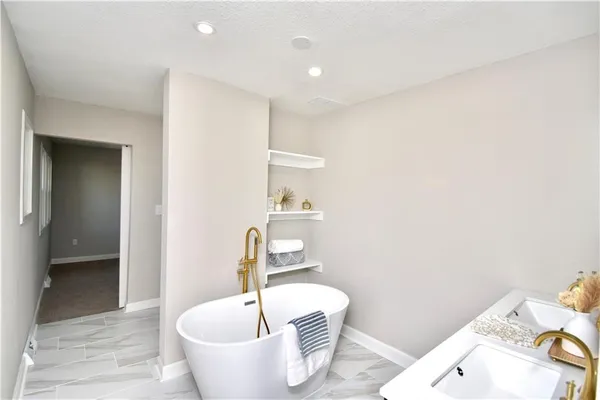$650,000 | 7019 West 69th Terrace, Overland Park, KS 66204