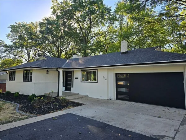 $650,000 | 7019 West 69th Terrace, Overland Park, KS 66204