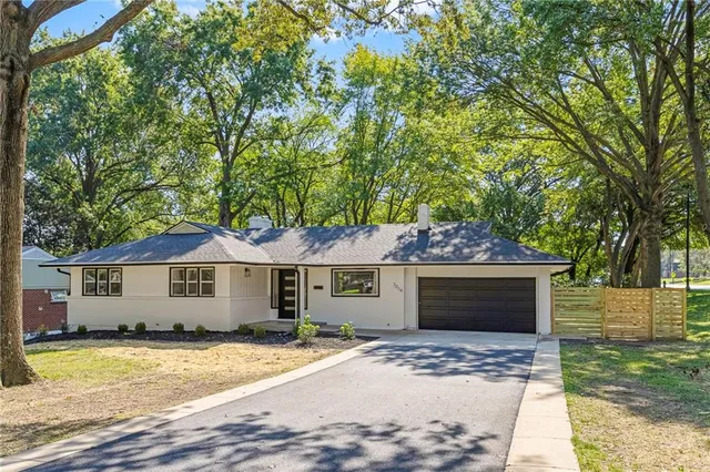 $650,000 | 7019 West 69th Terrace, Overland Park, KS 66204