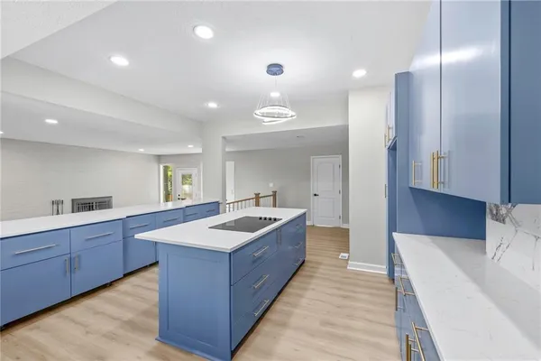$650,000 | 7019 West 69th Terrace, Overland Park, KS 66204