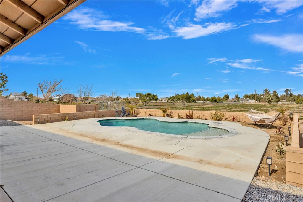 12290 Larch Road Oak Hills, CA 92344 - Photo 58 of 75