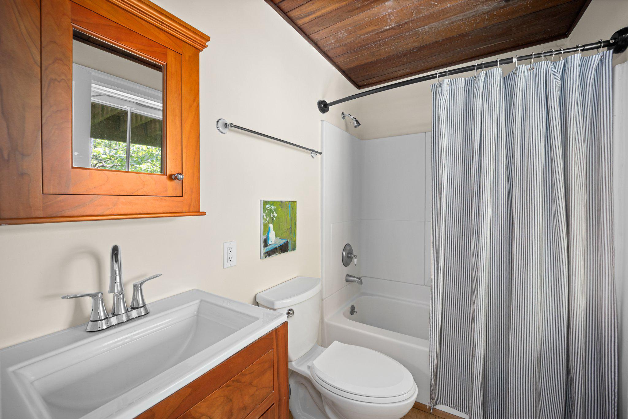 3401 St Peters Road, Unit 11 Elverson, PA 19520 - Photo 11 of 59 First Floor, Unit 1: Full bath