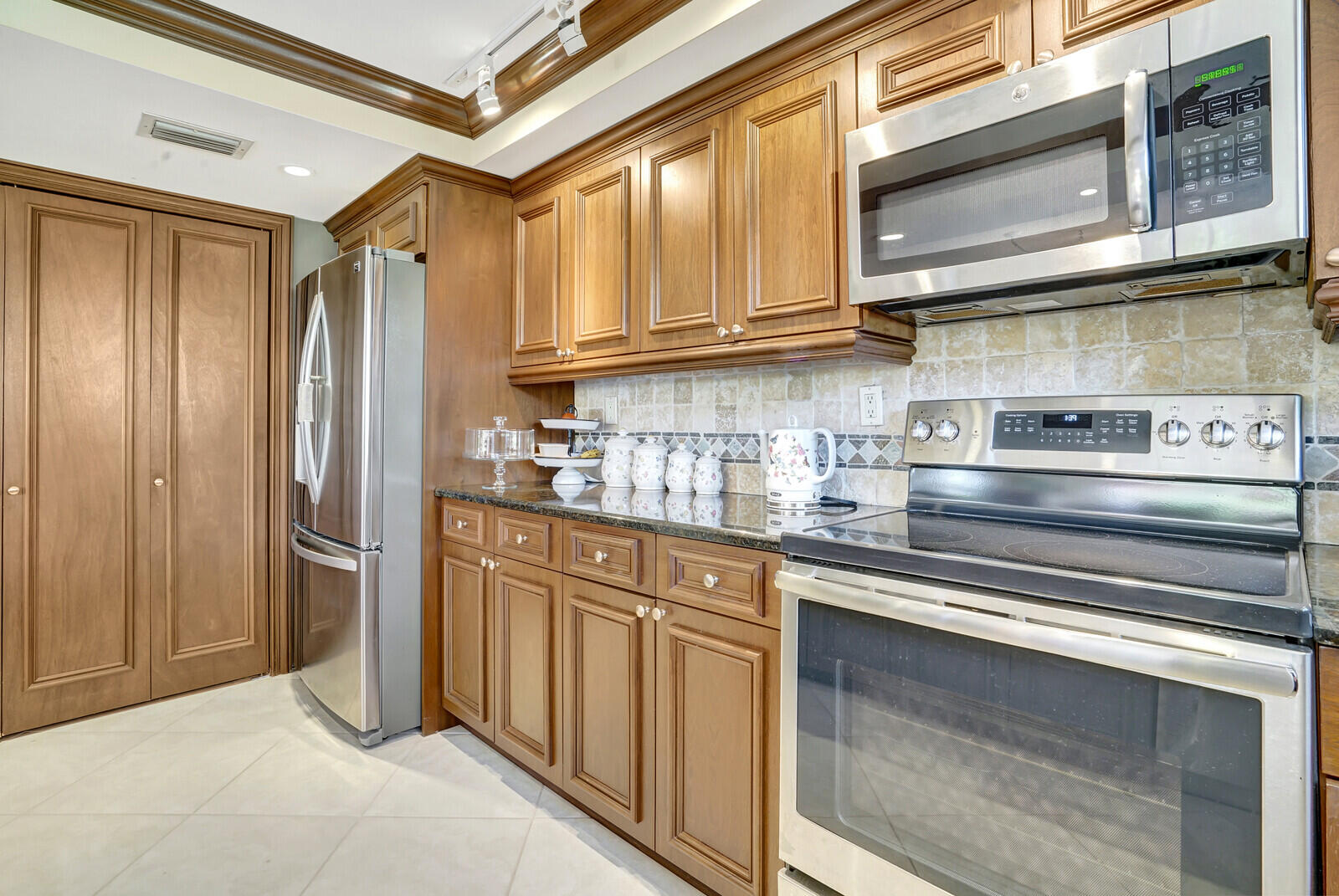 372 Golfview Road, Unit 103 North Palm Beach, FL 33408 - Photo 5 of 33 Kitchen