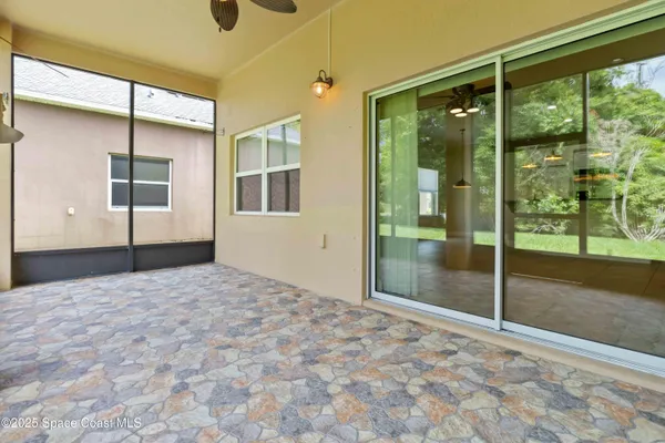 a view of a back yard