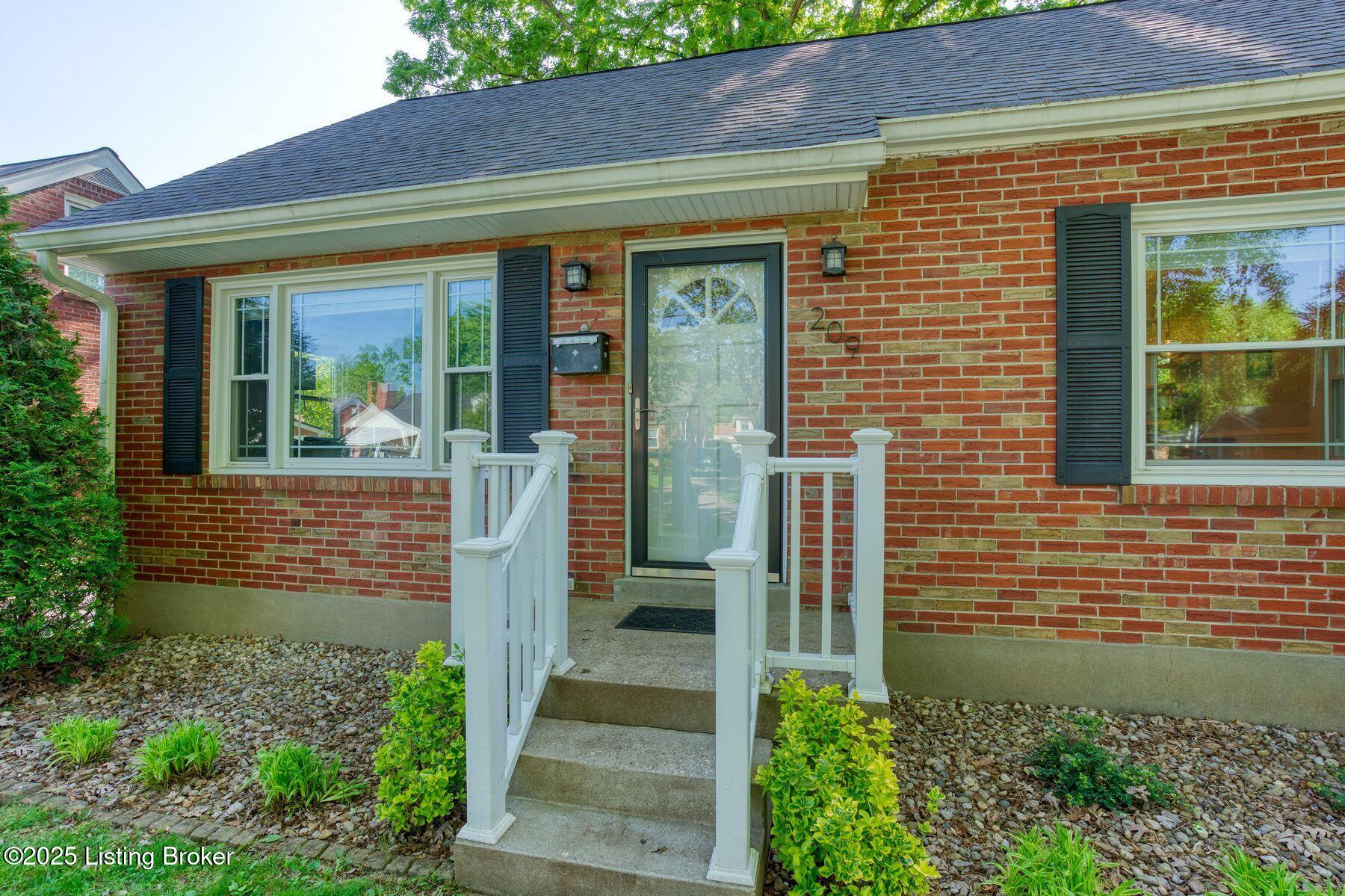 209 Merriman Road Louisville, KY 40207 - Photo 2 of 26 photo_online_002