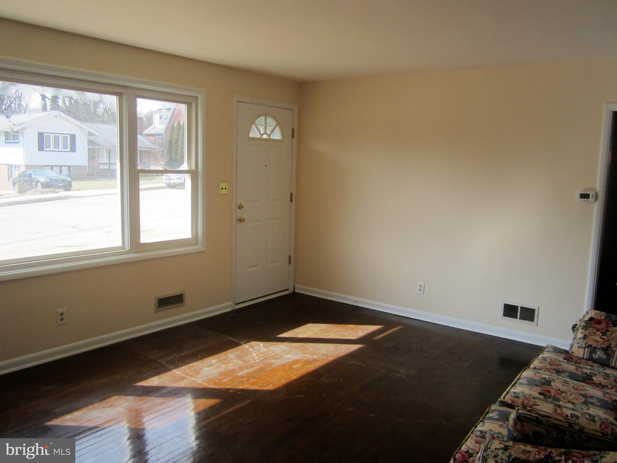 419 Nottingham Road Baltimore, MD 21229 - Photo 9 of 26 Living Room