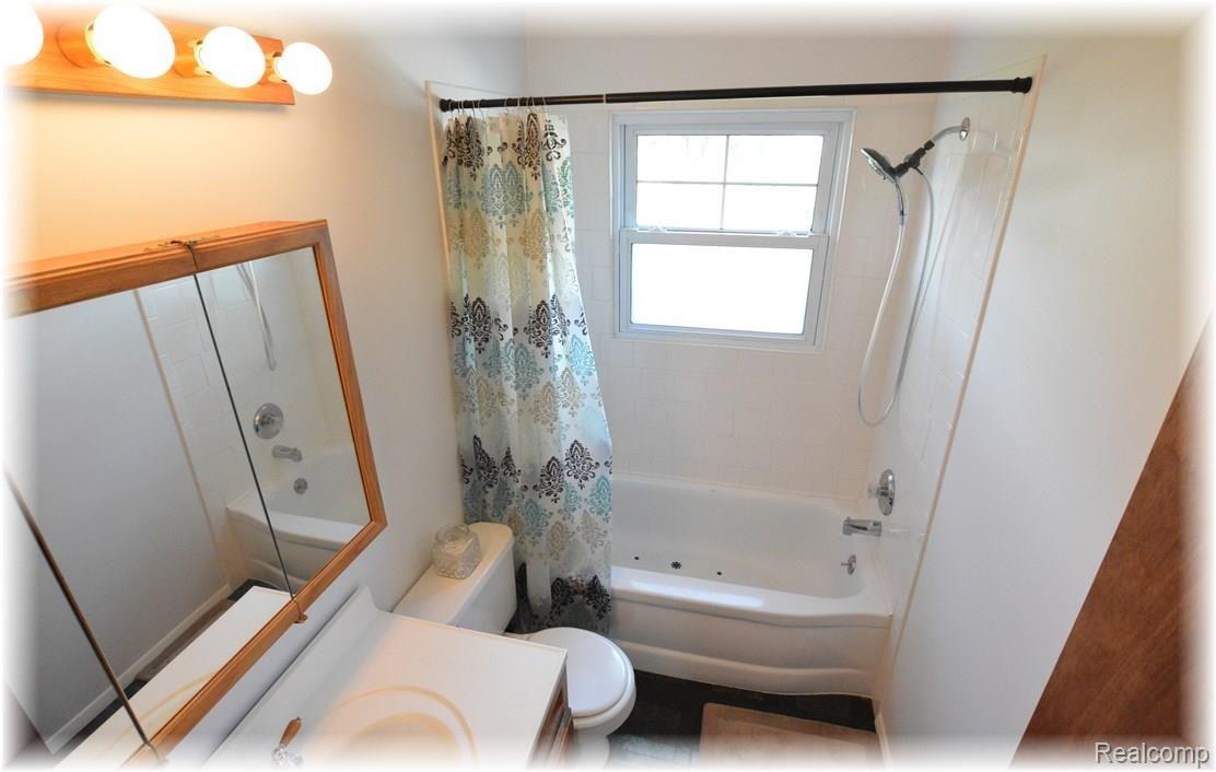 3212 Avon Manor Road Rochester, MI 48307 - Photo 22 of 41 24.jpg
