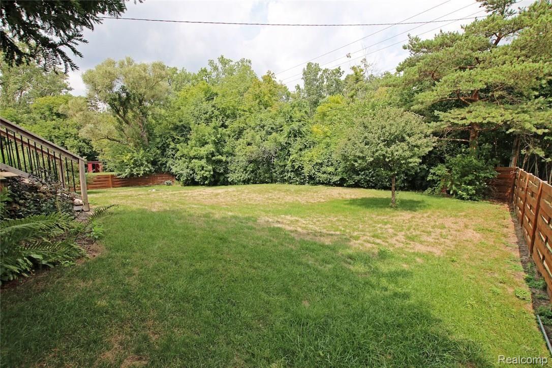 7228 Holcomb Road Clarkston, MI 48346 - Photo 44 of 52 44) Backyard.jpg