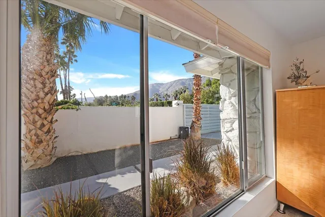 $1,075,000 | 400 West Vía Escuela, Palm Springs, CA 92262