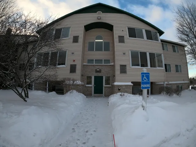 $174,900 | 5869 Crosswinds Drive, Unit 11, Norton Shores, MI 49444