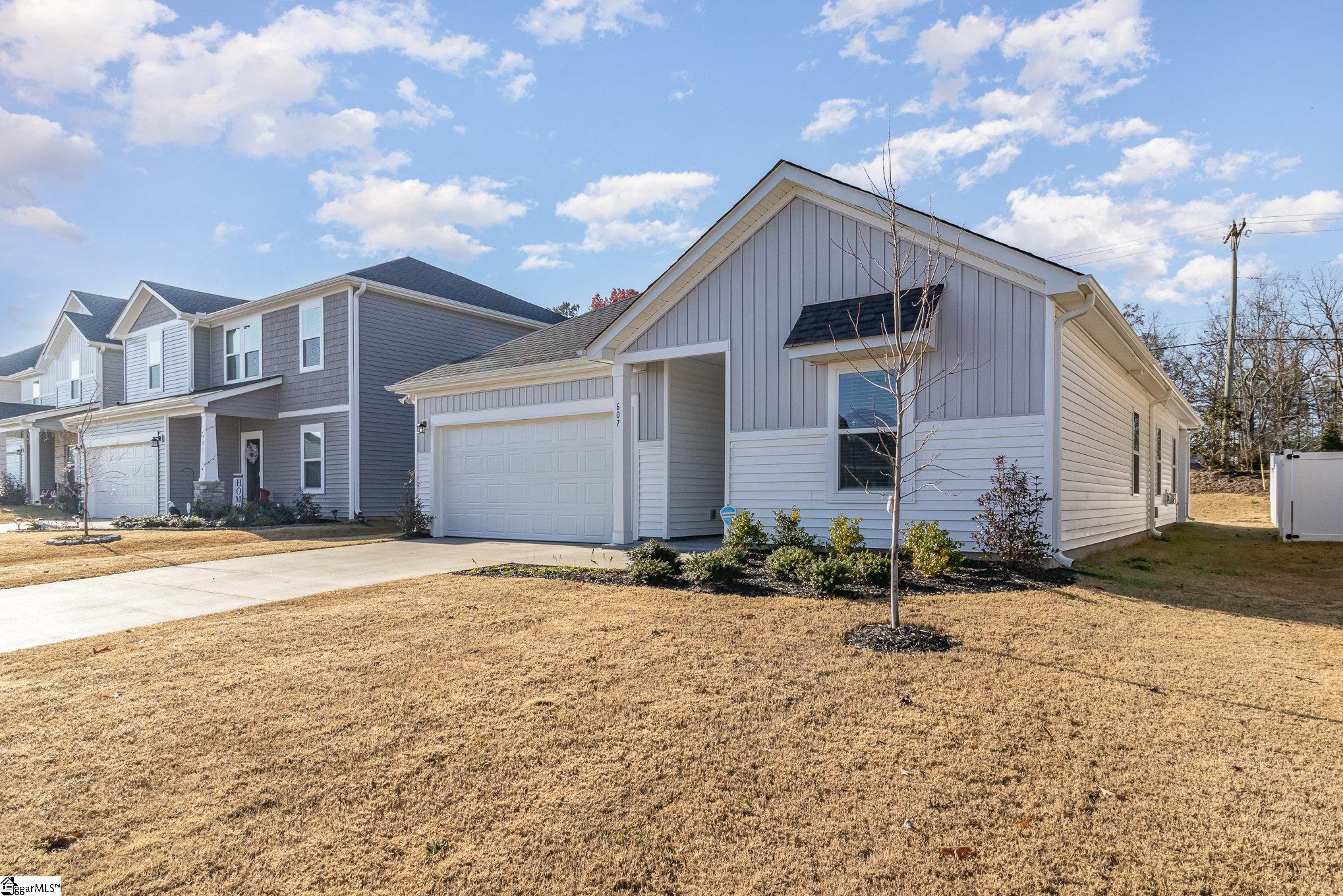 607 Splendid Place Simpsonville, SC 29680 - Photo 3 of 27 Gallery Image 3