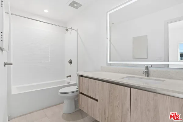$5,995 | 2523 South Orange Drive, Los Angeles, CA 90016