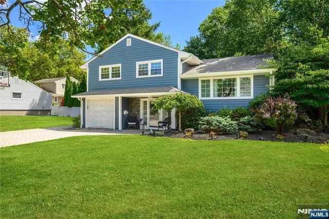 $889,000 | 624 West Drive, Paramus, NJ 07652