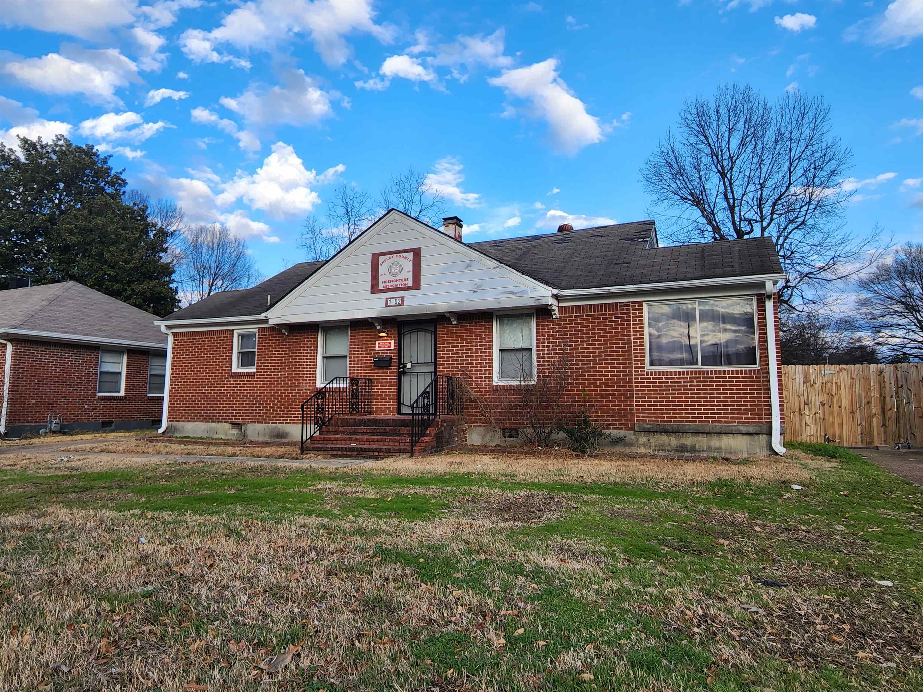 1452 South Perkins Road Memphis, TN 38117 - Photo 15 of 22 a front view of a house with garden