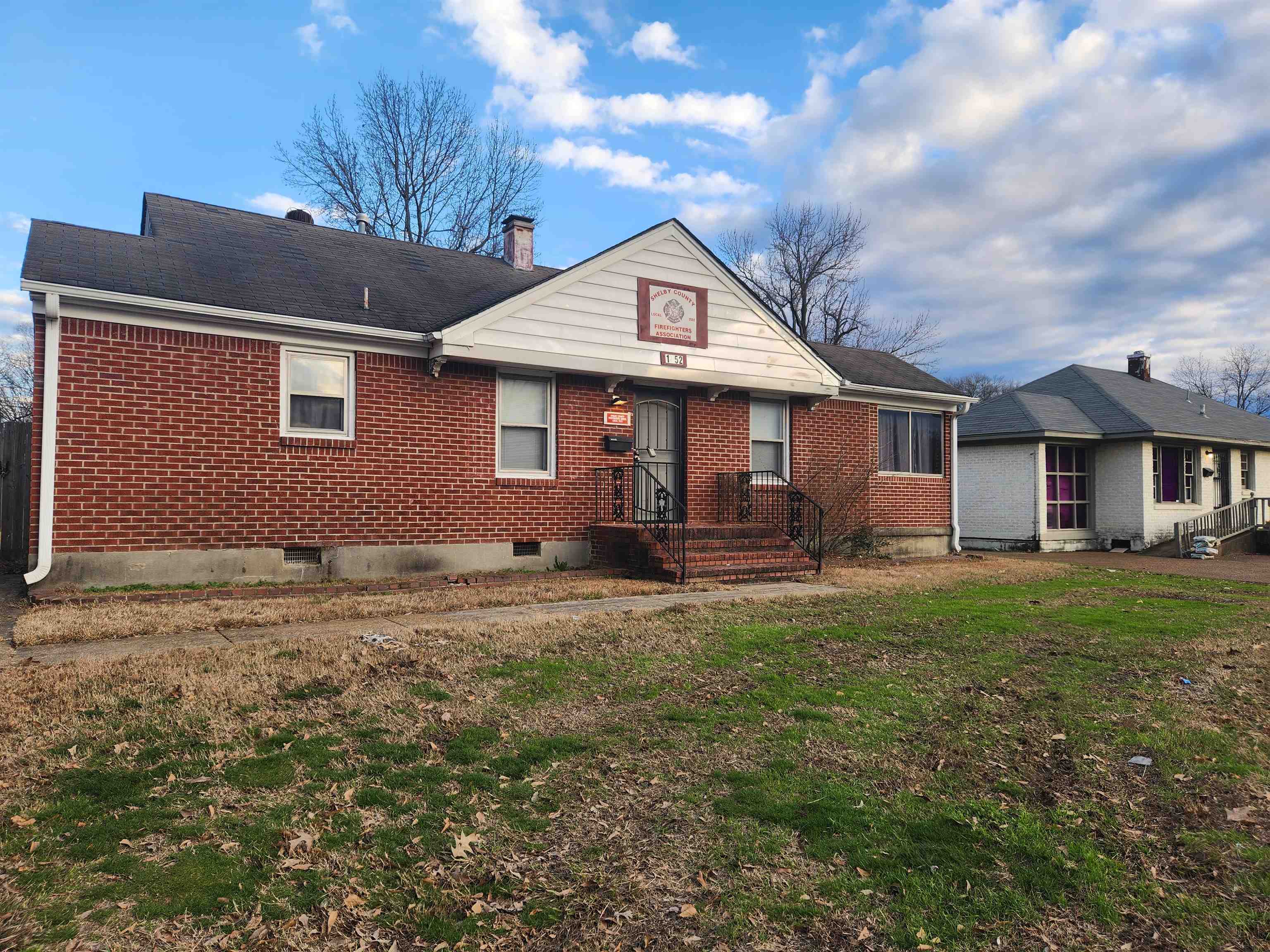 1452 South Perkins Road Memphis, TN 38117 - Photo 17 of 22 a front view of a house with garden