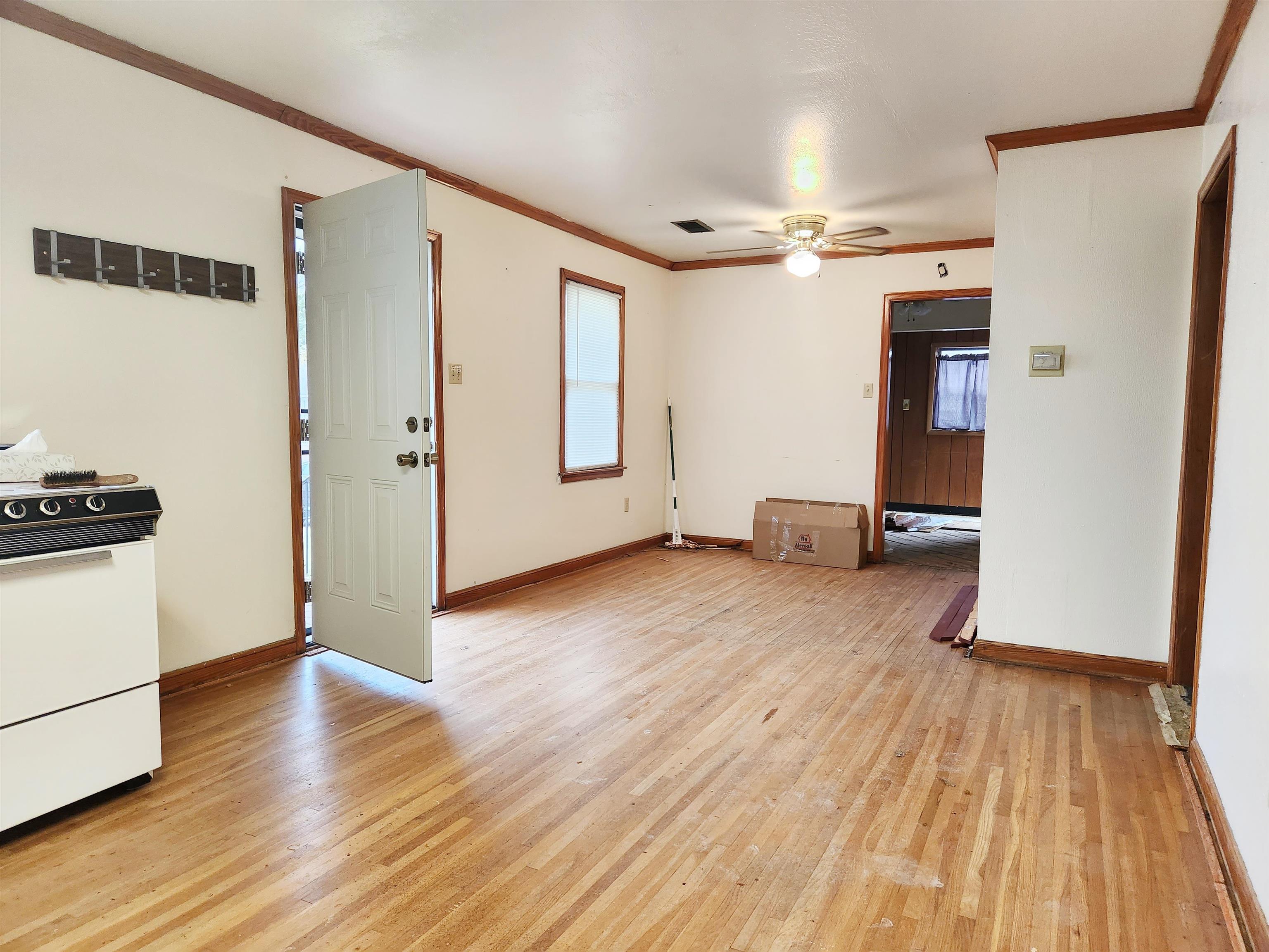 1452 South Perkins Road Memphis, TN 38117 - Photo 4 of 22 a view of a livingroom with wooden floor