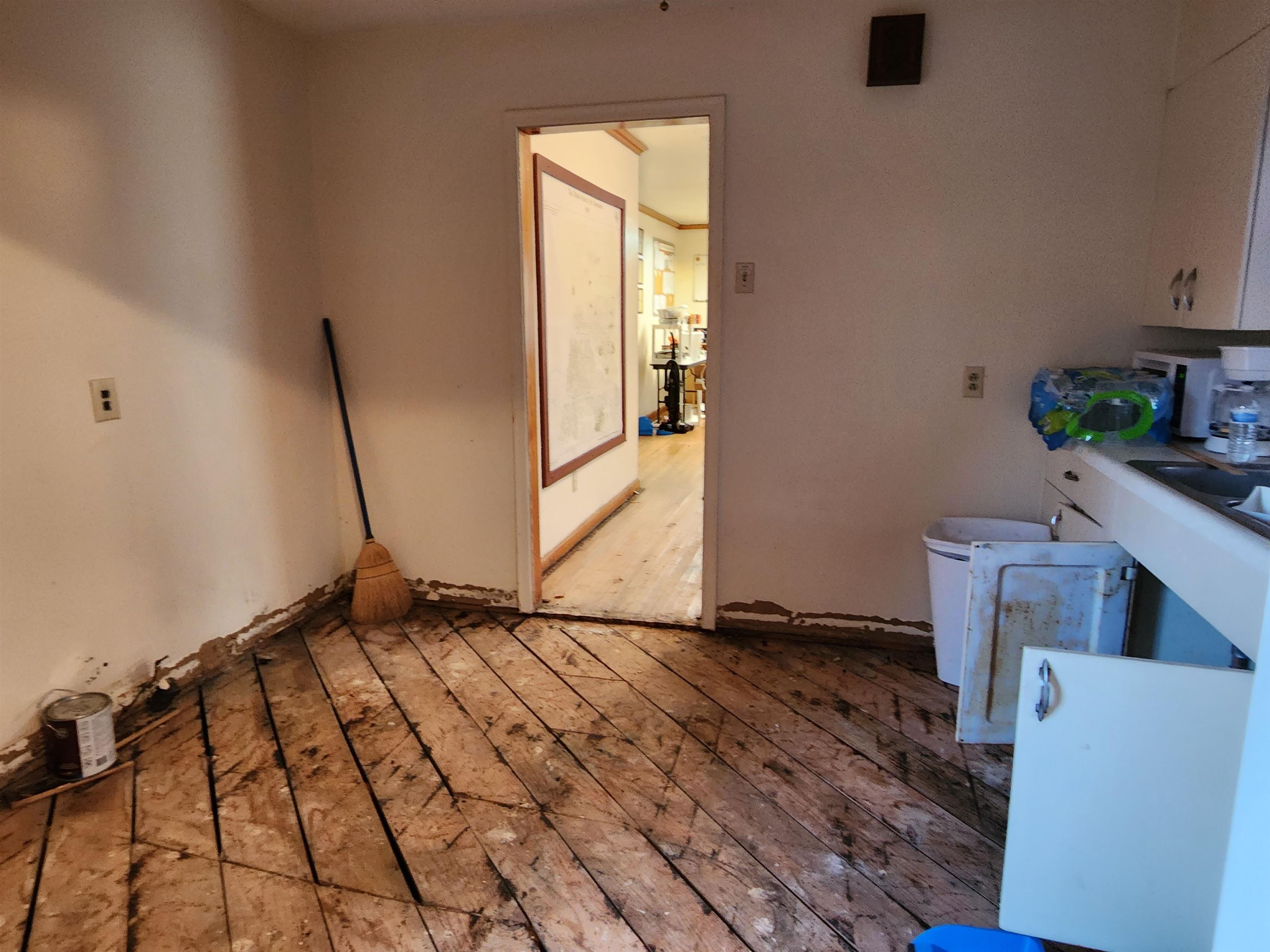 1452 South Perkins Road Memphis, TN 38117 - Photo 7 of 22 a view of an empty room and window