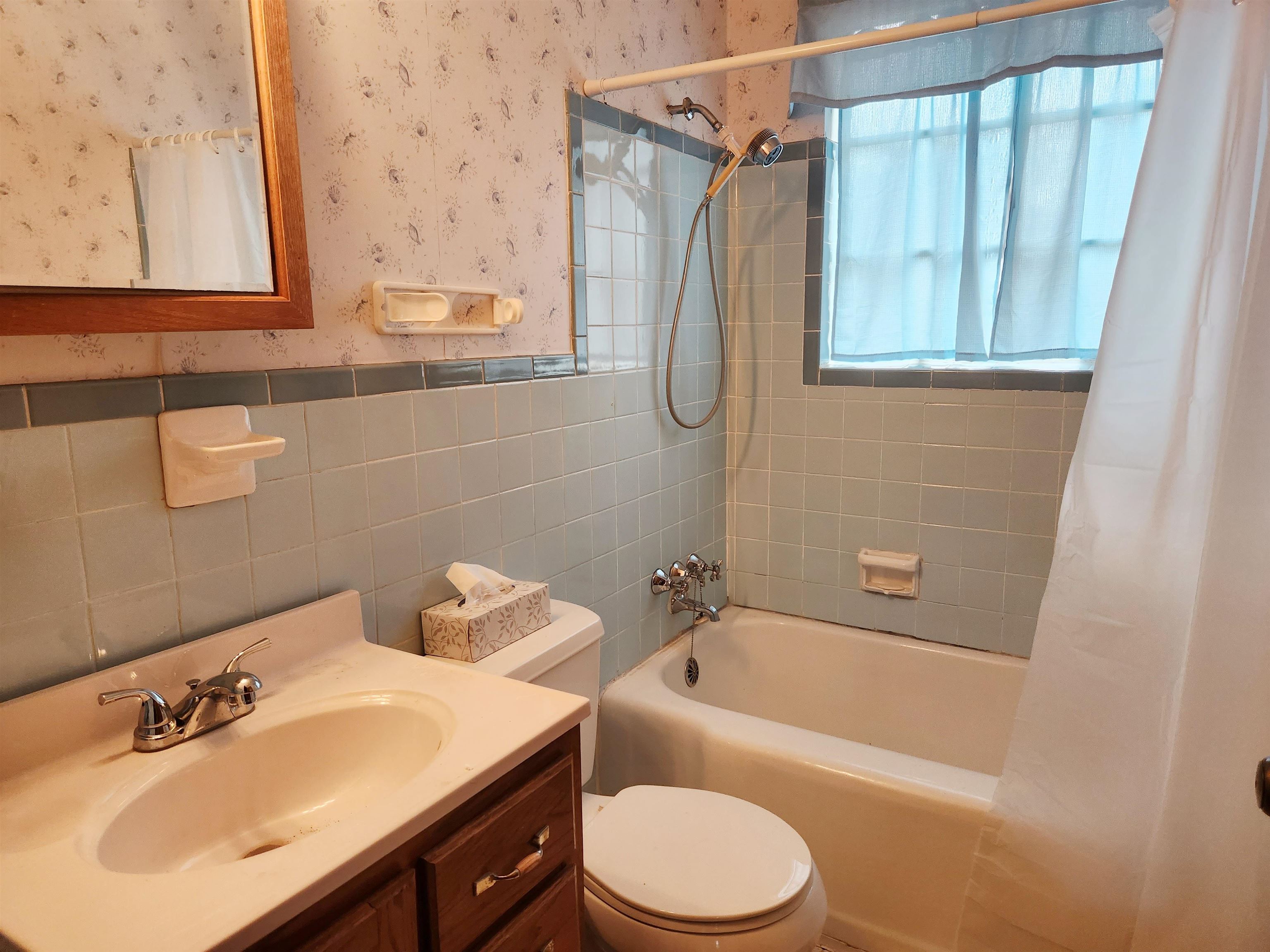 1452 South Perkins Road Memphis, TN 38117 - Photo 10 of 22 a bathroom with a sink a toilet and a bathtub