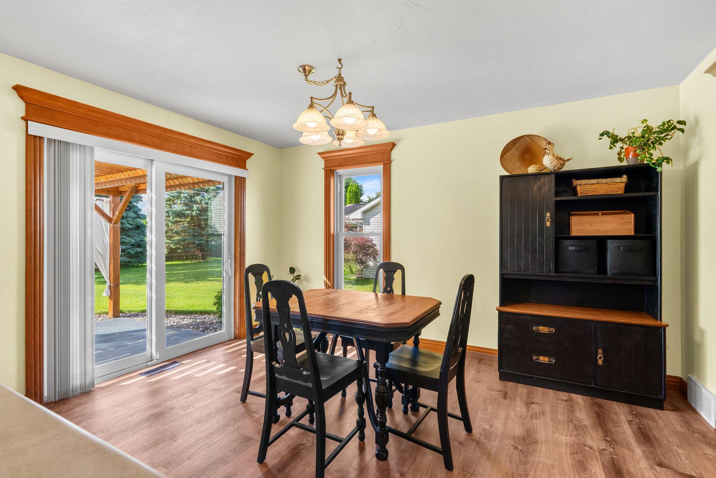 4501 North Stonebridge Court Appleton, WI 54913 - Photo 12 of 47 Dining Area
