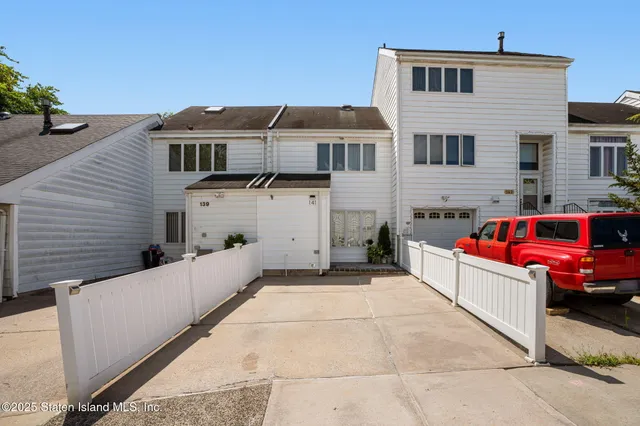 $590,000 | 141 Hampton Green | Arden Heights