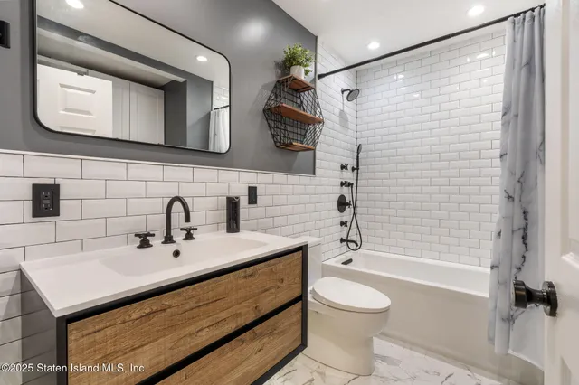 $590,000 | 141 Hampton Green | Arden Heights