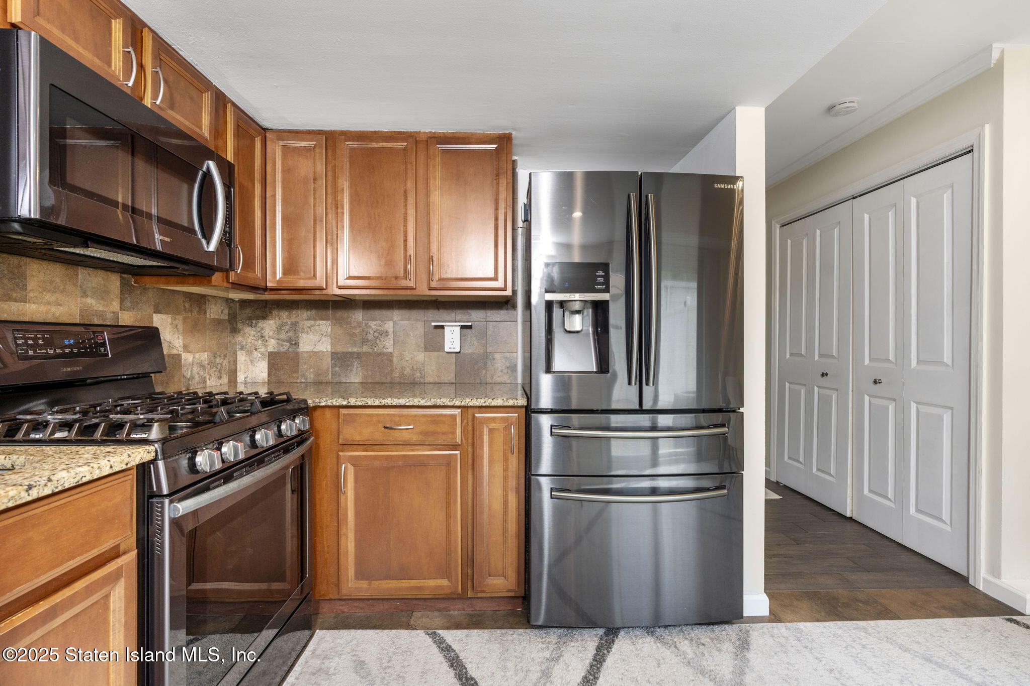 141 Hampton Green Staten Island, NY 10312 - Photo 6 of 25 6-web-or-mls-GLU01111