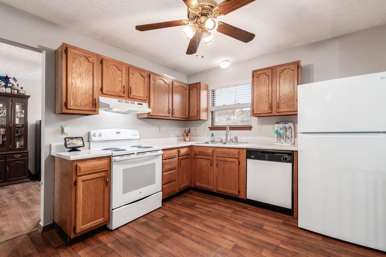 142 Kettering Bend Delaware, OH 43015 - Photo 8 of 22 Kitchen