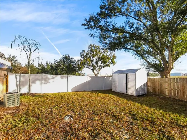 a view of a backyard