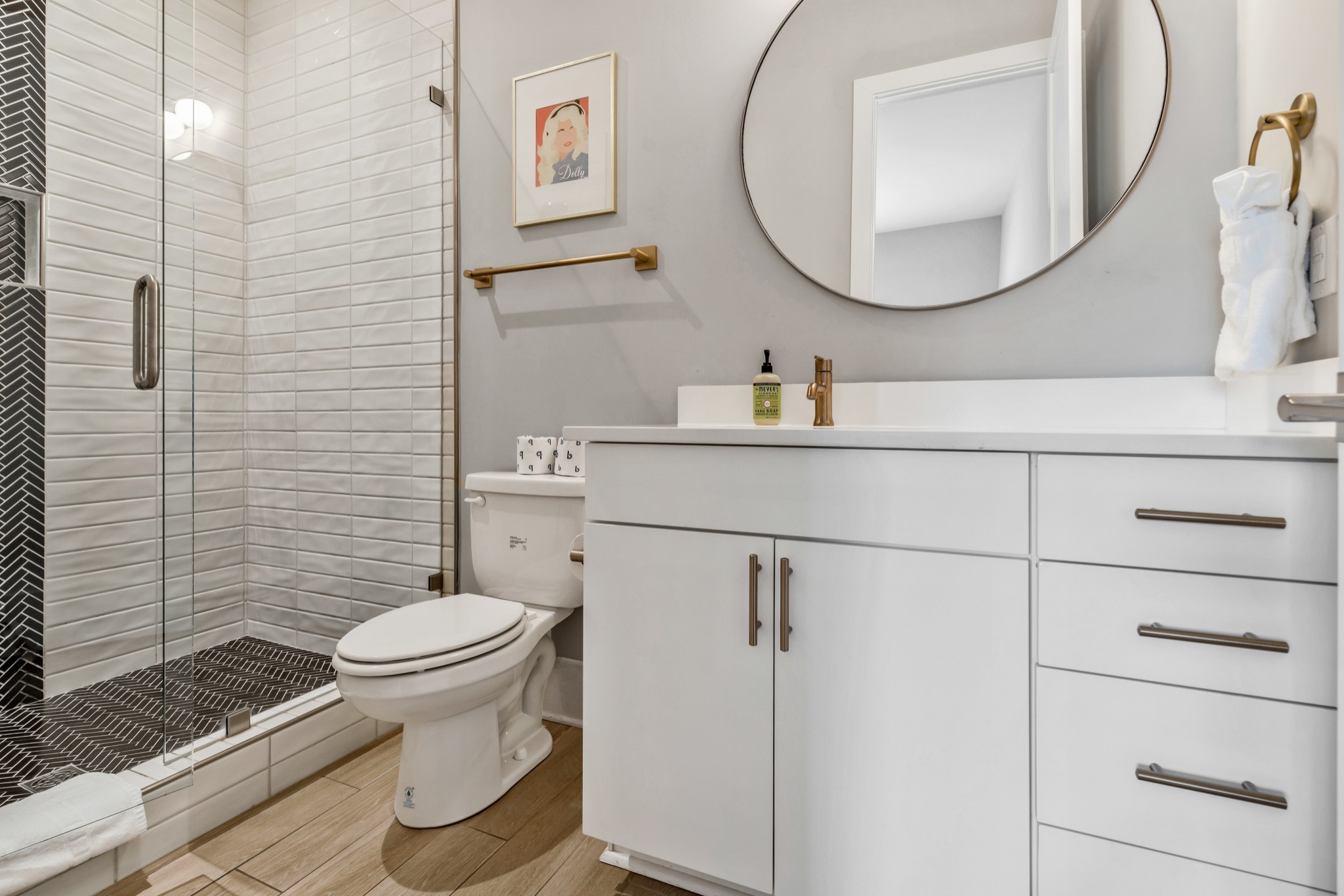 705 27th Avenue North Nashville, TN 37209 - Photo 6 of 41 a bathroom with a toilet a sink and mirror