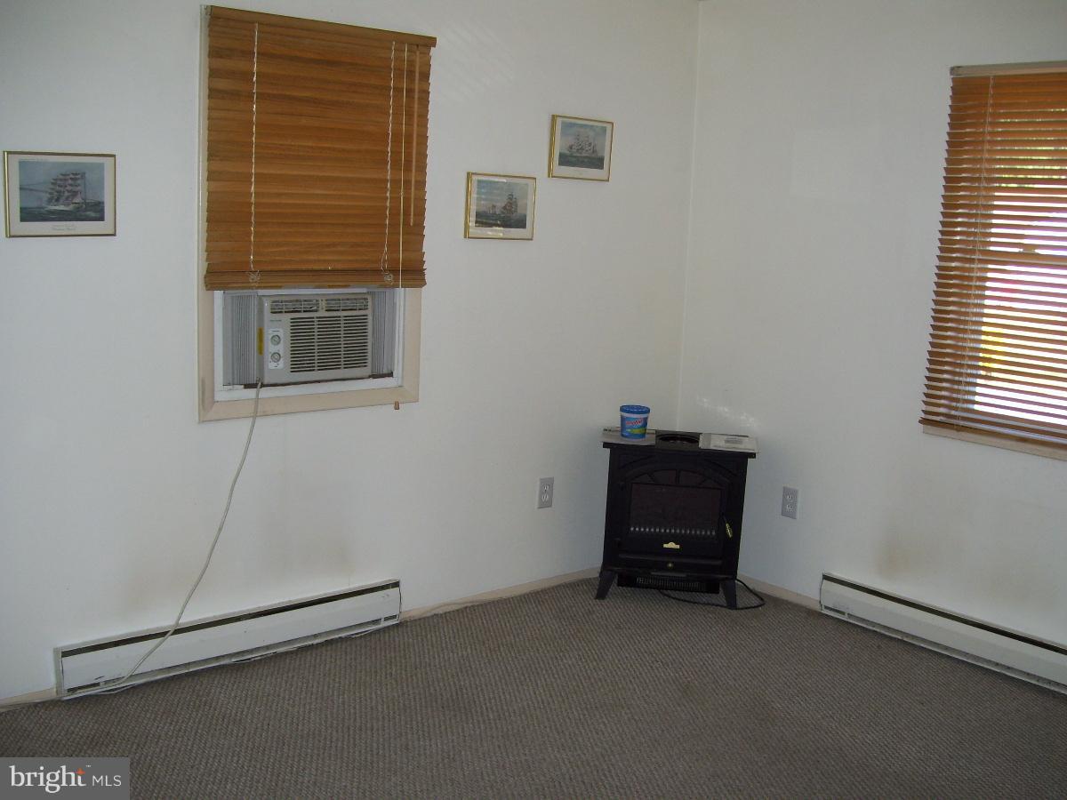 507 Westminister Road Edgewater, MD 21037 - Photo 5 of 10 LIVING ROOM