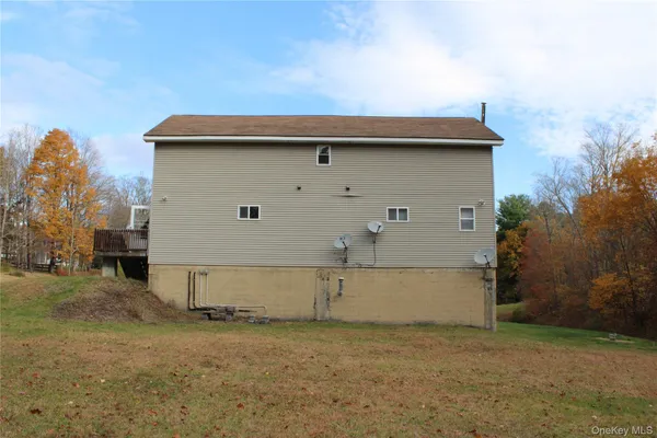 a view of a backyard