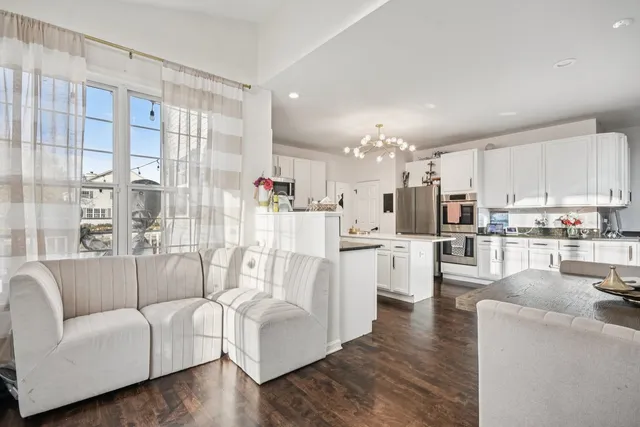 $649,900 | 34115 North Wooded Glen Drive, Grayslake, IL 60030