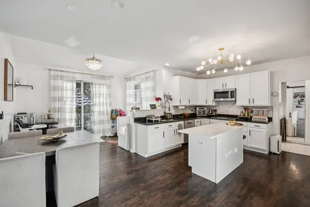 $649,900 | 34115 North Wooded Glen Drive, Grayslake, IL 60030