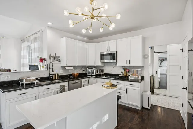 $649,900 | 34115 North Wooded Glen Drive, Grayslake, IL 60030