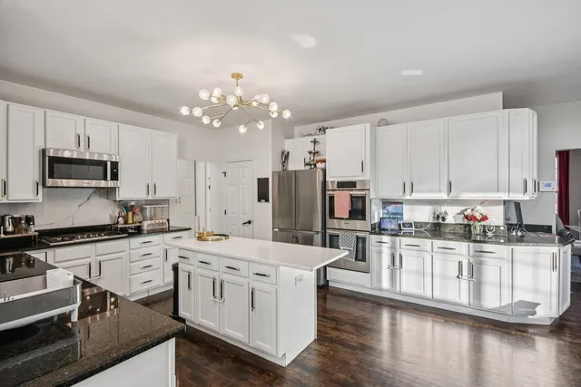 $649,900 | 34115 North Wooded Glen Drive, Grayslake, IL 60030