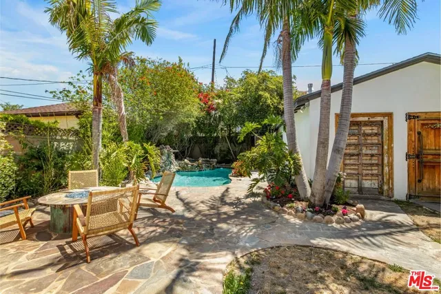 a view of outdoor space yard and porch