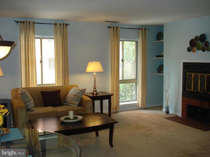 534 South Charles Street, Unit R81 Baltimore, MD 21204 - Photo 5 of 30 Living Room