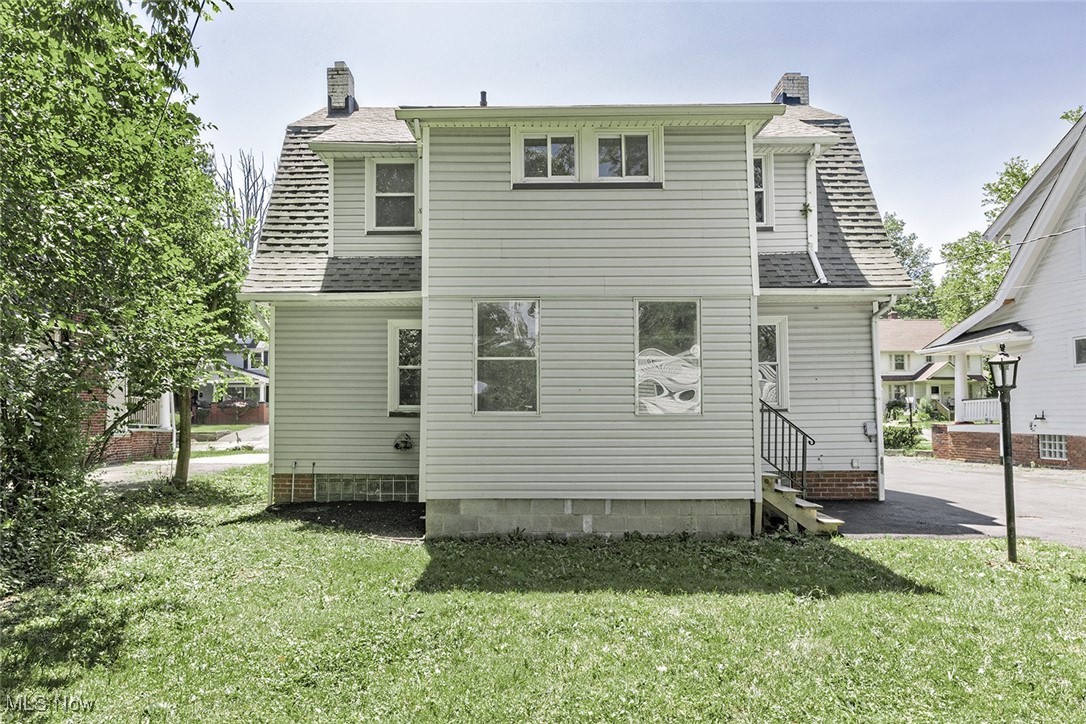 3181 Sycamore Road Cleveland, OH 44118 - Photo 40 of 41 Rear view of house and yard