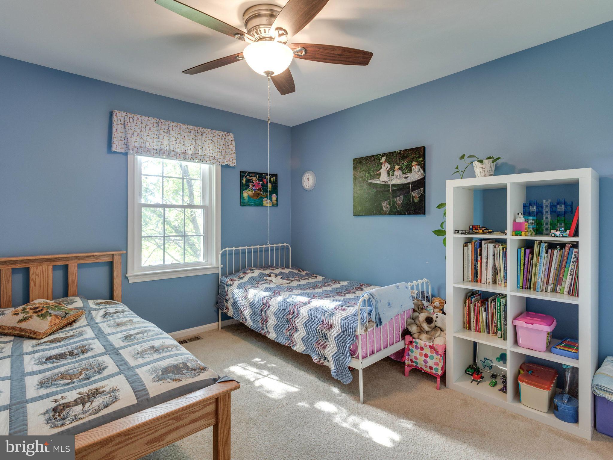 2071 South Glebe Road Arlington, VA 22206 - Photo 8 of 19 a bedroom with bed and a book shelf