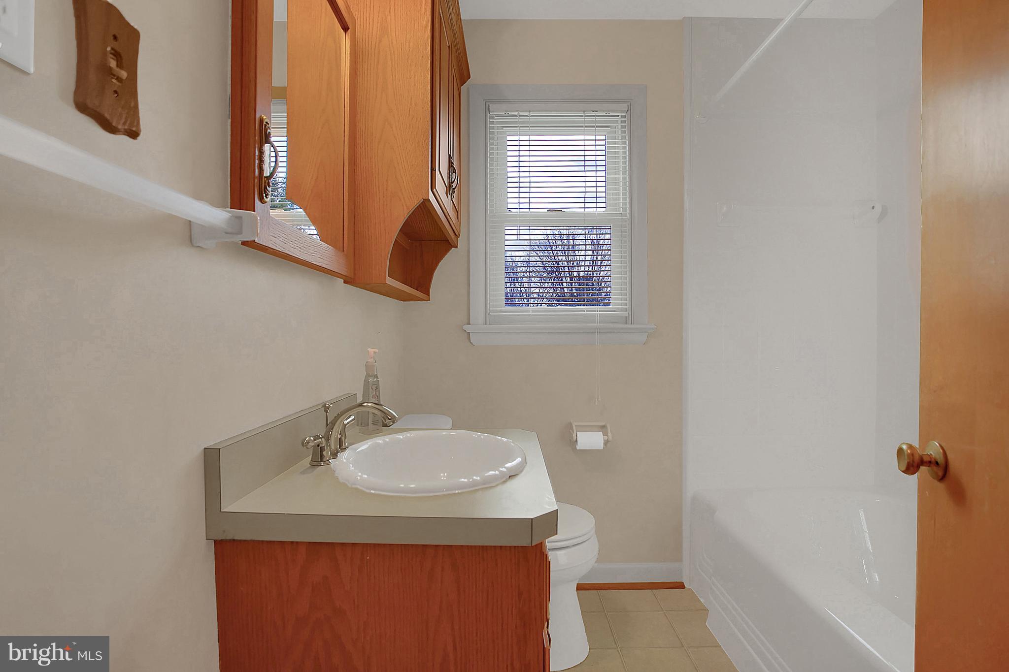 316 Dahlia Road Lancaster, PA 17602 - Photo 16 of 29 Bathroom