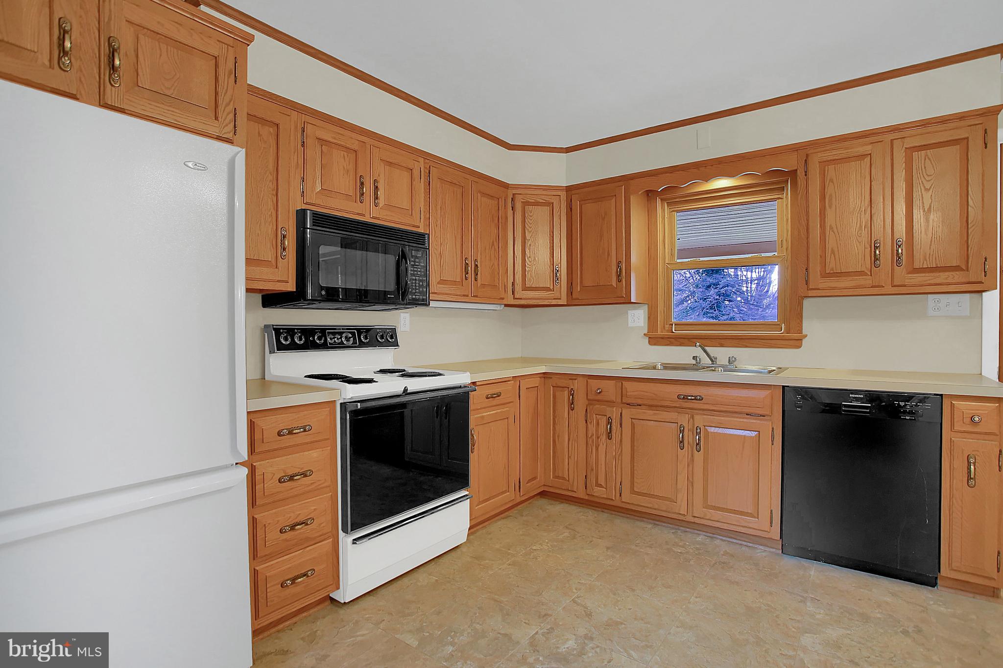 316 Dahlia Road Lancaster, PA 17602 - Photo 5 of 29 Kitchen