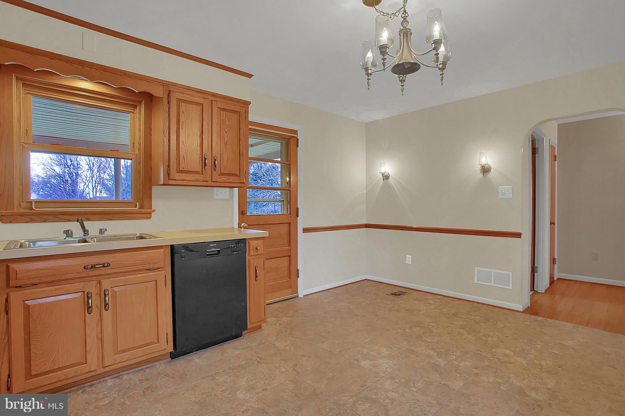 316 Dahlia Road Lancaster, PA 17602 - Photo 7 of 29 Kitchen