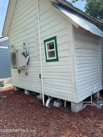 a view of a back yard of the house
