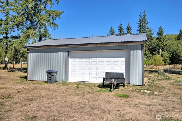 a view of back yard of the house