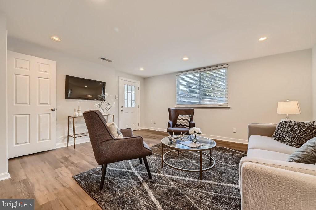 1404 Gleason Street Silver Spring, MD 20902 - Photo 7 of 29 Living Room